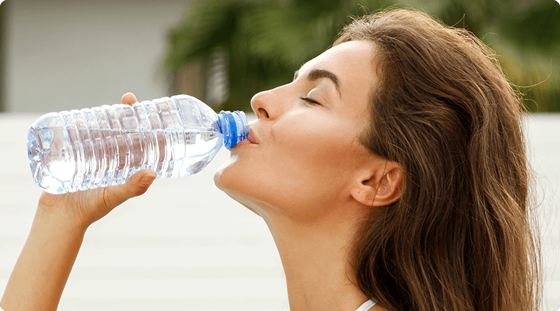 Advies tegen luie darmen tijdens de zwangerschap: drink voldoende water 